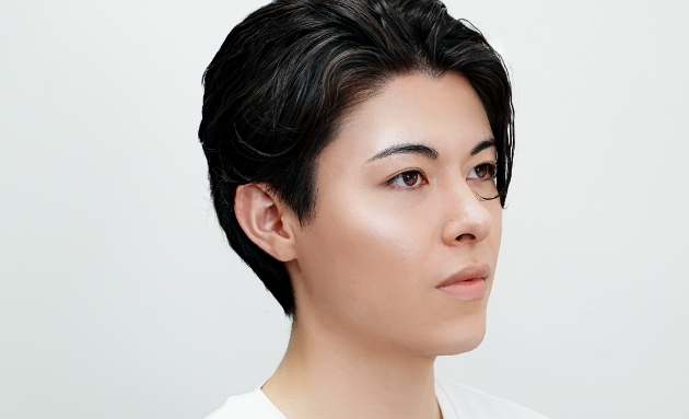 スキンケアする男性モデル